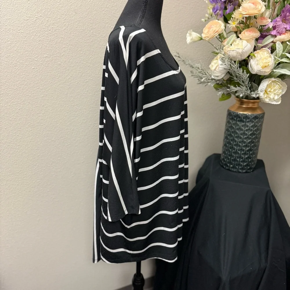 Cato Woman 22/24W Black White Striped Batwing Top Plus Size Stretchy Casual - Picture 4 of 8